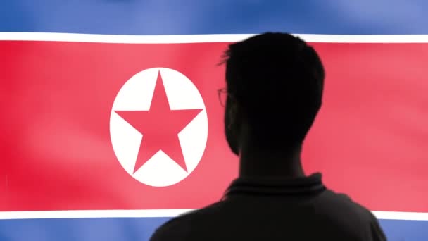 Stolt hälsning hane på Nordkoreas flagga bakgrund — Stockvideo