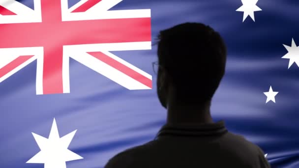 Orgulhoso saudação masculino no fundo da bandeira australiana — Vídeo de Stock