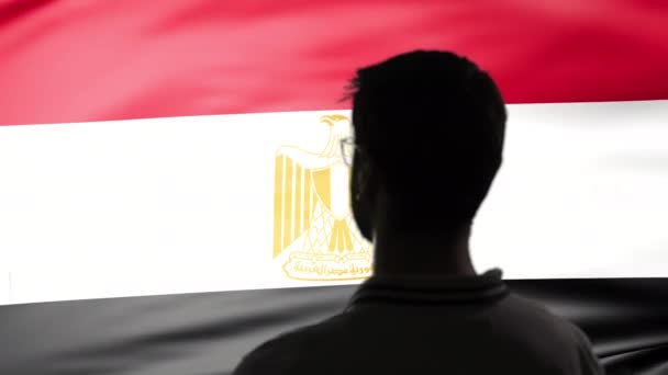 Pyšný salutující samec na pozadí egyptské vlajky — Stock video