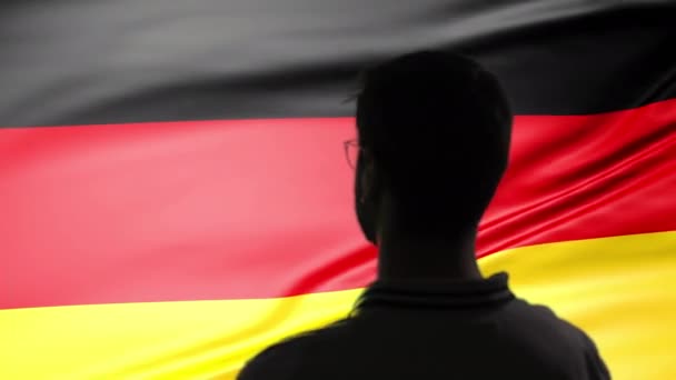 Büszkén tisztelegő férfi a német zászló háttér — Stock videók