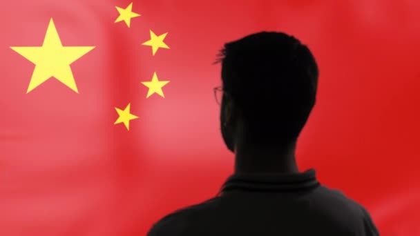 Trots salueren man op Chinese vlag achtergrond — Stockvideo