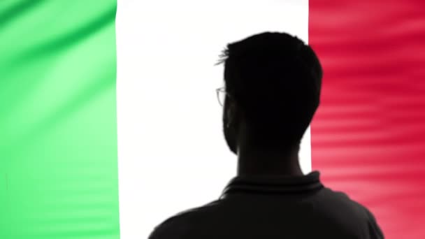 Гордий салют на італійському прапорі. — стокове відео