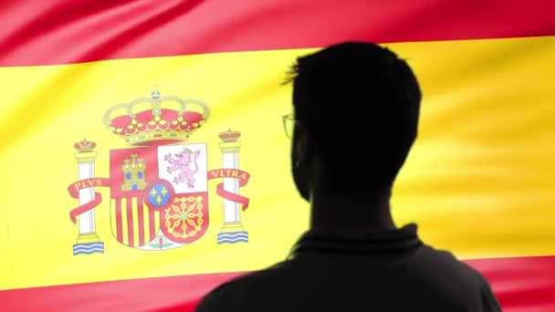 스페인 국기 앞에서 수컷에게 경의를 표하는 모습 — 비디오