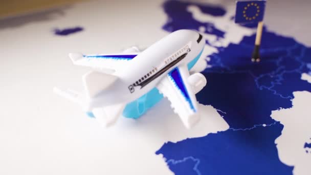 Παιχνίδι αεροπλάνο πάνω από ένα χάρτη της στην κορυφή ενός χάρτη των 26 χωρών που συνθέτουν τη ζώνη Σένγκεν — Αρχείο Βίντεο