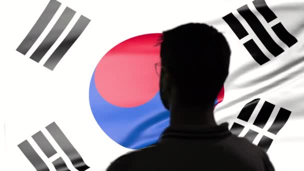 Büszkén tisztelegő férfi a dél-koreai zászló háttér — Stock videók