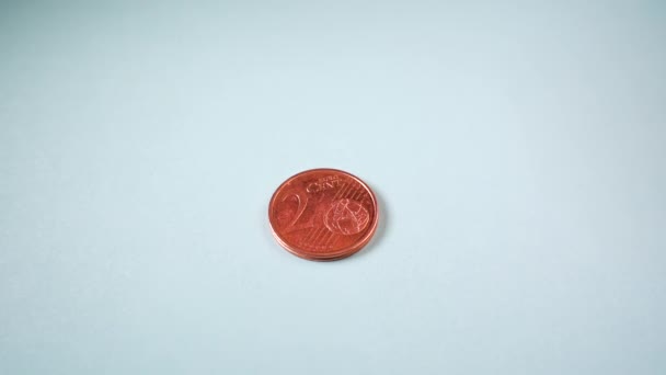 Монеты номиналом 1 и 2 евро падают в замедленной съемке — стоковое видео
