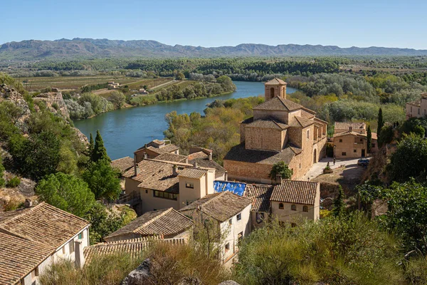 Stare miasto Miravet i rzeka Ebro. — Zdjęcie stockowe
