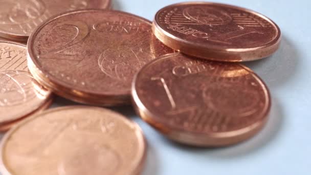 1欧元和2欧元硬币宏观视图 — 图库视频影像