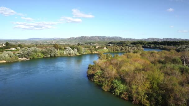 Ebro River through Miravet, Spain, with the Serra de Cardo and Els Ports mountain range. — 图库视频影像