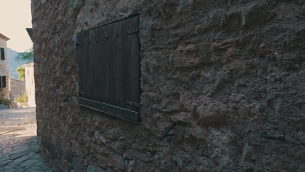 Narrow street in old medieval town of Siurana, Spain — Stock Video