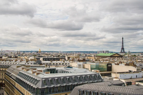 Vista Cityscape em belos edifícios e Torre Eiffel — Fotografia de Stock
