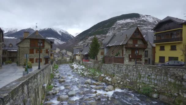 Arriu Nere o fiume Nero al suo passo per Vielha. Aran Valley, Lleida, Catalogna, Spagna — Video Stock