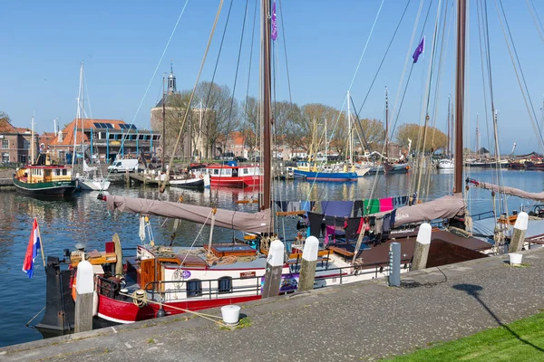 Barcaça tradicional no porto de Enkhuizen, Países Baixos — Fotografia de Stock