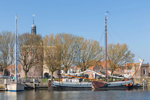 Tradiční člunu v přístavu Enkhuizen, Nizozemsko — Stock fotografie