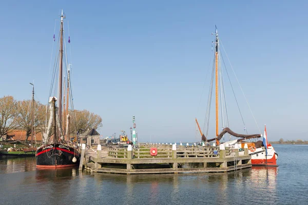 Traditionele schip in de haven van Enkhuizen, Nederland — Stockfoto