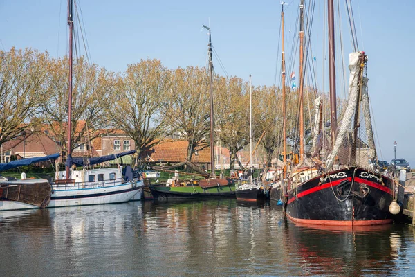 Barcaça tradicional no porto de Enkhuizen, Países Baixos — Fotografia de Stock