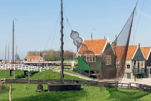 Traditional houses Dutch fishing village with nets drying in wind — Stock Photo, Image