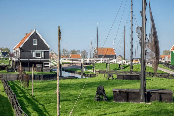 Traditional houses Dutch fishing village with nets drying in wind — Stock Photo, Image