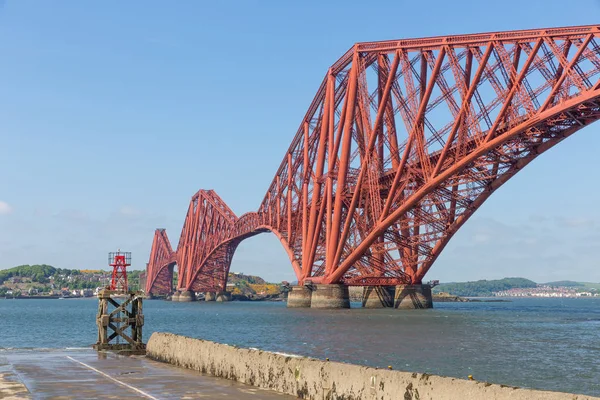 Forth Bridge sobre Firth of Forth perto de Queensferry, na Escócia — Fotografia de Stock