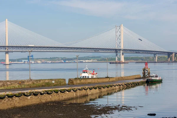 Silniční mosty přes Firth of Forth nedaleko Queensferry ve Skotsku — Stock fotografie