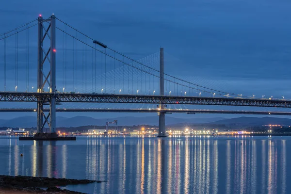 Straßenbrücken über Firth of Forth bei Queensferry in Schottland — Stockfoto