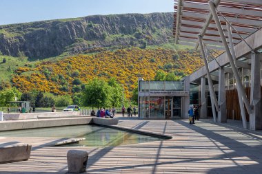 İskoç Parlamentosu Edinburgh bina önünde gölet ile kare.