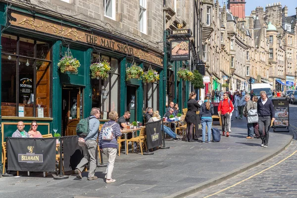 Pub nära Edinburgh Waverley station med personer på terrassen — Stockfoto