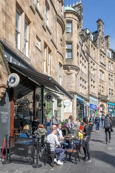 Restaurante cerca de la estación de Edimburgo Waverley con gente en la terraza —  Fotos de Stock