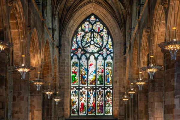 Interiör St Giles Cathedral i Edinburgh med blyinfattade fönster — Stockfoto