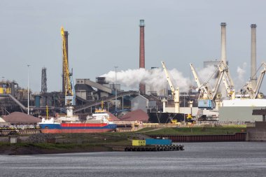 Çelik fabrika Hollanda liman Ijmuiden ile kargo taşıyıcı önünde,
