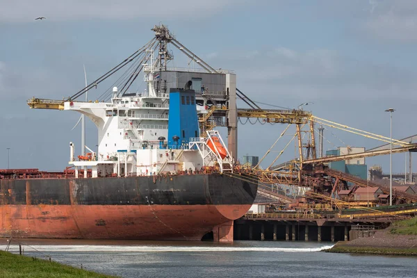 Stalen fabriek Nederlandse haven Ijmuiden met cargo carrier vooraan, — Stockfoto