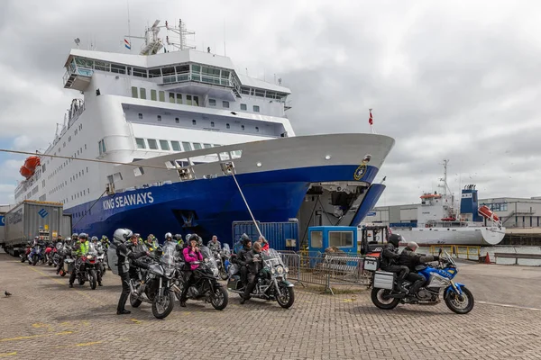 Ferry in Dutch harbor IJmuiden with motorcyclists embarking the ship — Stock Photo, Image