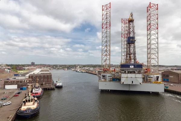 Dutch harbor IJmuiden with drilling platform for maintenance — Stock Photo, Image