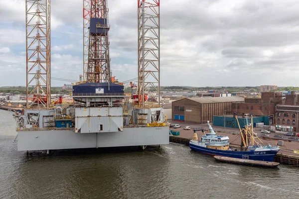 Dutch harbor IJmuiden with drilling platform for maintenance — Stock Photo, Image