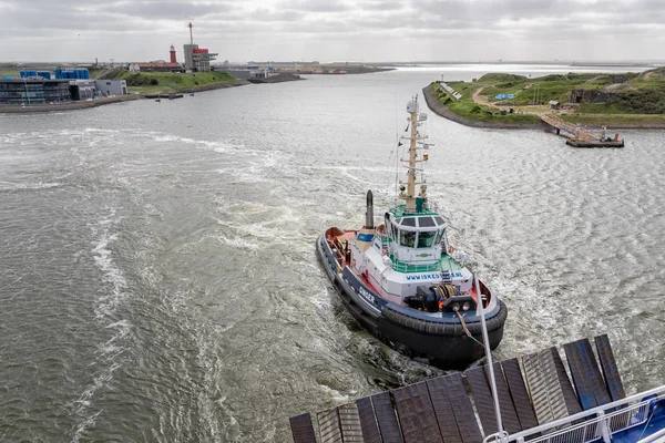 Tugboat in Dutch harbor IJmuiden supporting ferry to English Newcastle — Stock Photo, Image