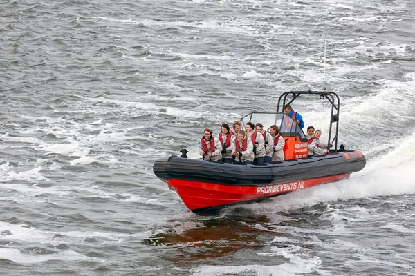 Water sports by speed boat with people at high speed — Stock Photo, Image