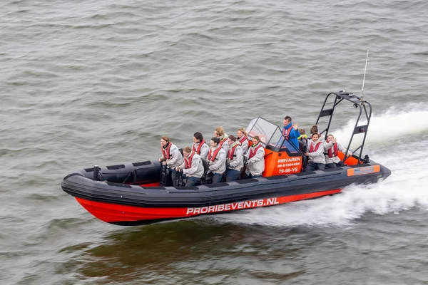 Esportes aquáticos de barco de velocidade com pessoas em alta velocidade — Fotografia de Stock