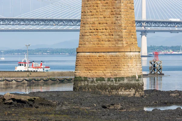 Forth köprü İskoçya ve iniş-sahne denize indirmek için. — Stok fotoğraf