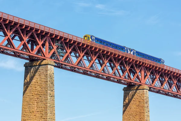 Forth Bridge, spoorbrug in Schotland met trein passeren — Stockfoto
