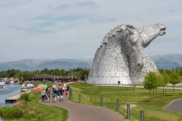 Mensen rondlopen paard structuren Kelpies in Helix park Falkirk — Stockfoto