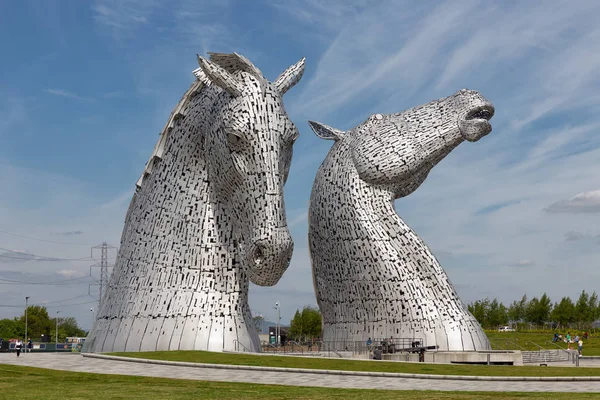 People walking around horse structures Kelpies in Helix park Falkirk — Stock Photo, Image