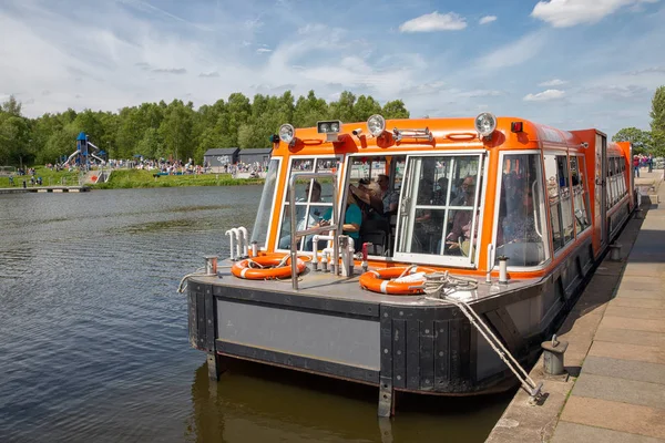 Lancio con turisti pronti ad entrare nella Falkirk Wheel, Scozia — Foto Stock