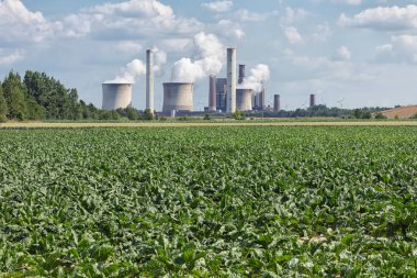 Kömür yakıtlı elektrik santrali linyit madeni Inden Almanya'da yakınındaki