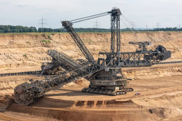 Barna szén nyitott gödör táj ásó kotró Németországban — Stock Fotó