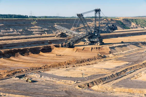 Bruine steenkool open put landschap met graafmachine in Duitsland — Stockfoto