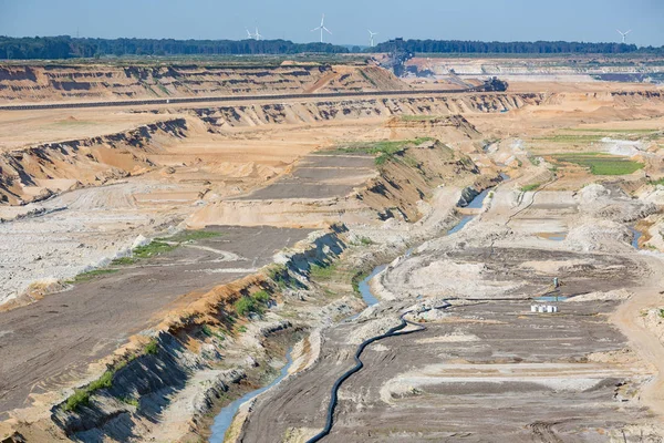 Carbón marrón paisaje a cielo abierto con excavadora en Alemania —  Fotos de Stock