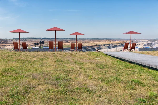 Mirador con asientos cerca de la mina de carbón Hambach en Alemania —  Fotos de Stock