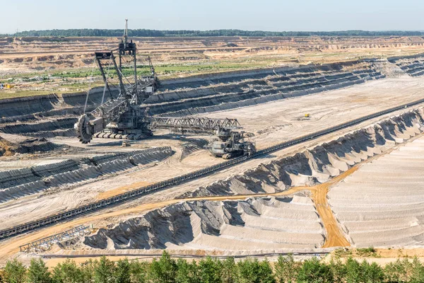 Braunkohle-Tagebaulandschaft mit Bagger in Deutschland — Stockfoto