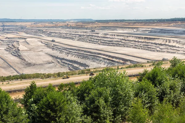 Vista en mina a cielo abierto Hambach con excavación de carbón marrón . —  Fotos de Stock