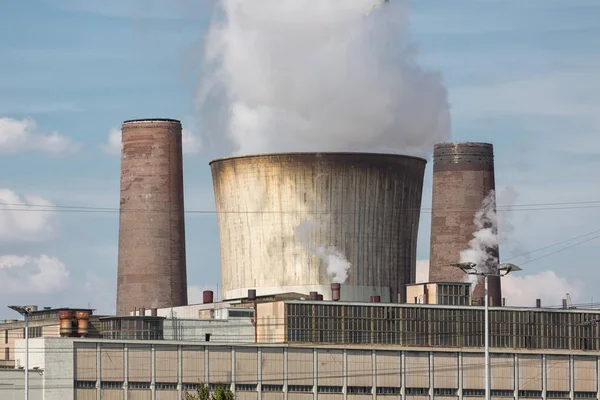 Centrale elettrica a carbone con torre di raffreddamento e ciminiere in Germania — Foto Stock